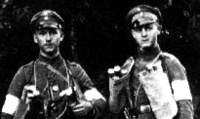 Lieutenant Juenger (left) with Lieutenant von Kienitz  before a fighting patrol at Regnieville in 1917