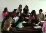Estudiantes cantando la canci�n 'Principe de Bel Air' en espa�ol e ingl�s