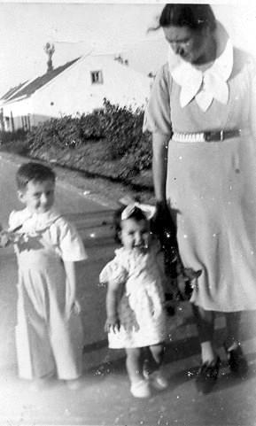 Raimundo and Helena with their mother 1942