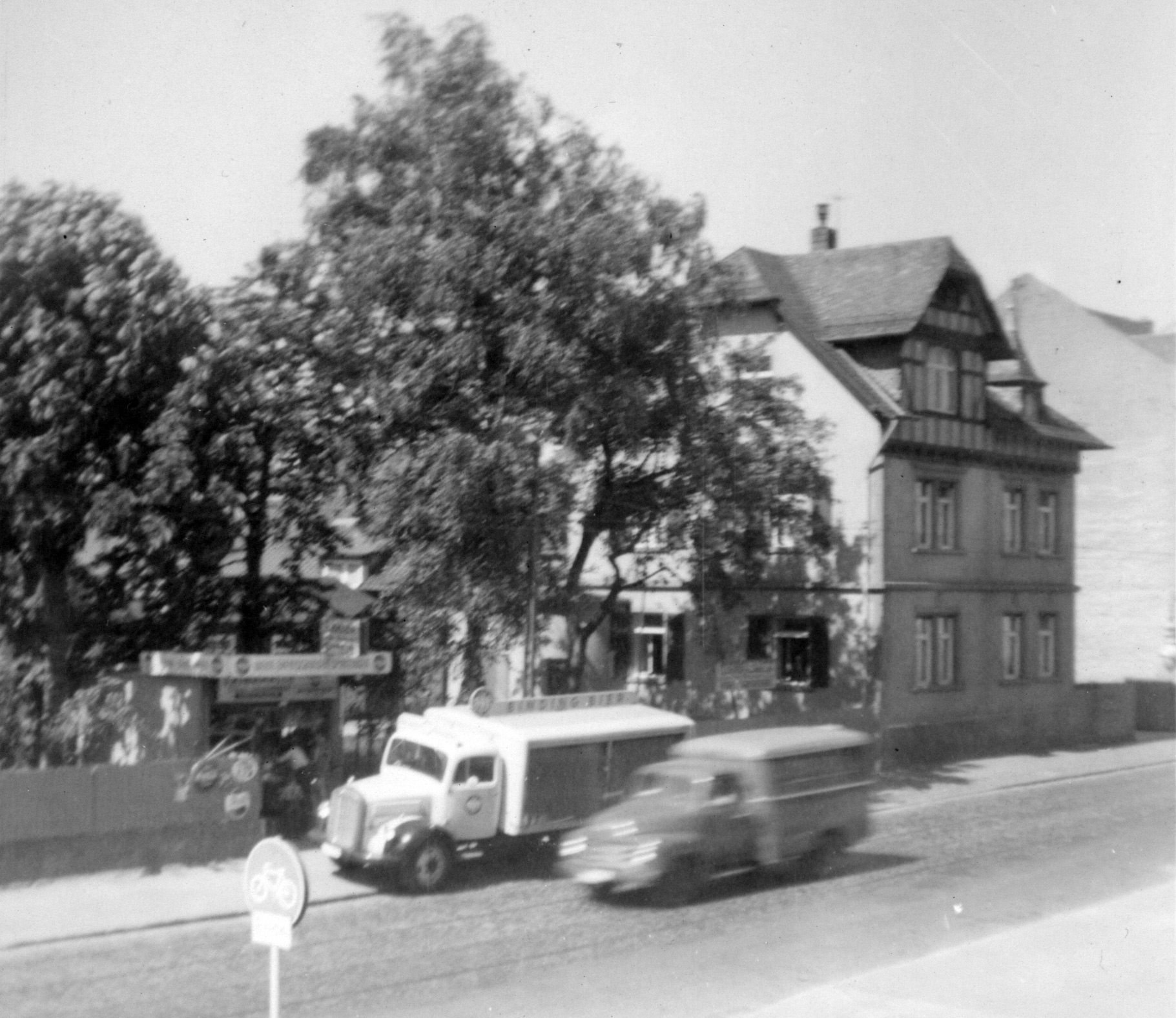 Raimundstraße Trinkhalle and beer truck 1959