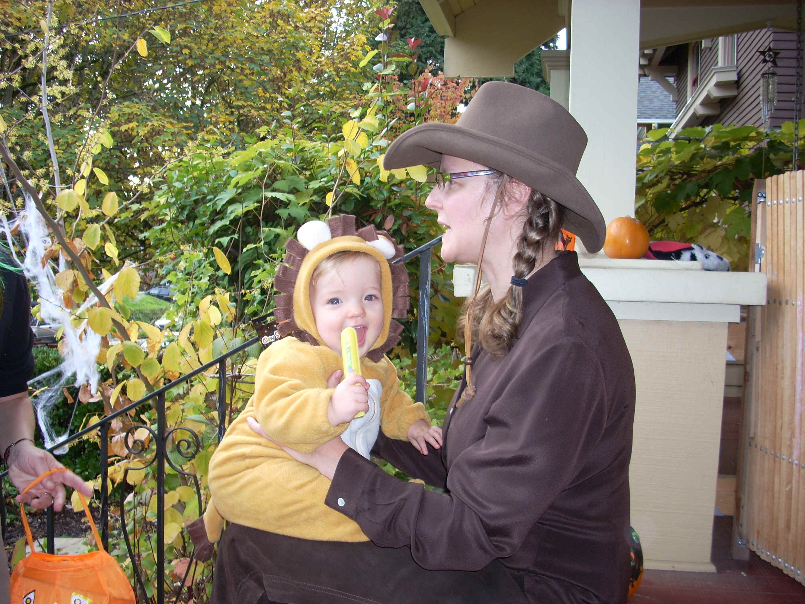 me & L halloween.JPG (3069389 bytes)
