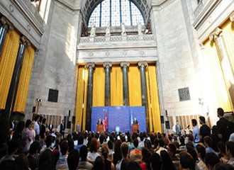 A crowd gathers for a discussion on freedom of expression with Columbia University president Lee C. Bollinger in Low Library.