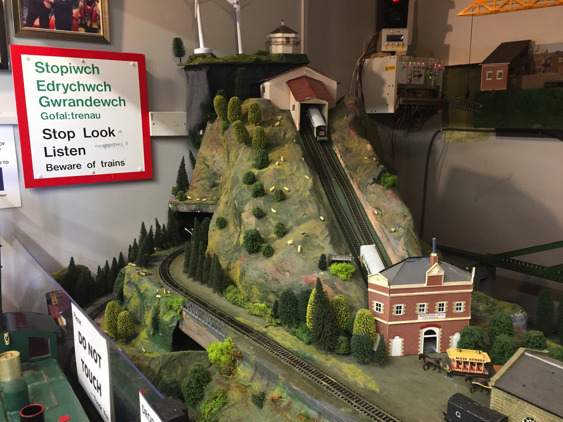 Model cliff railway